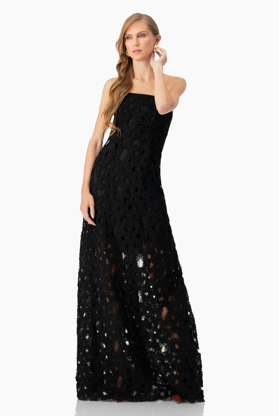 Vestido largo negro strapless con perlas y encaje