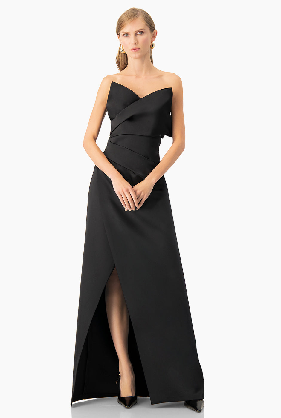 Vestido negro strapless largo con abertura y drapeado