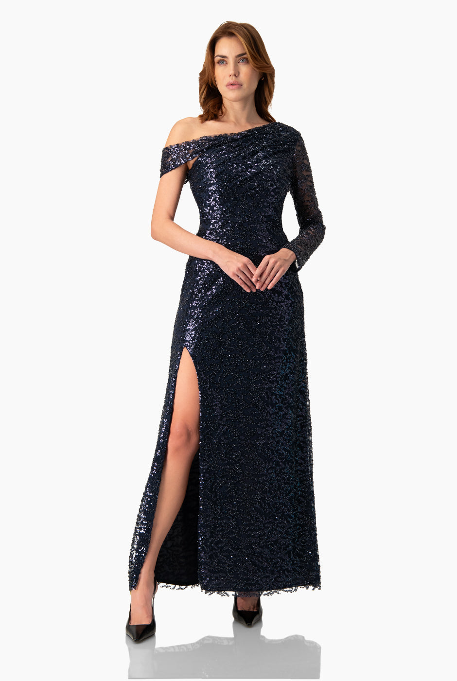 Vestido largo azul marino con abertura frontal y una manga