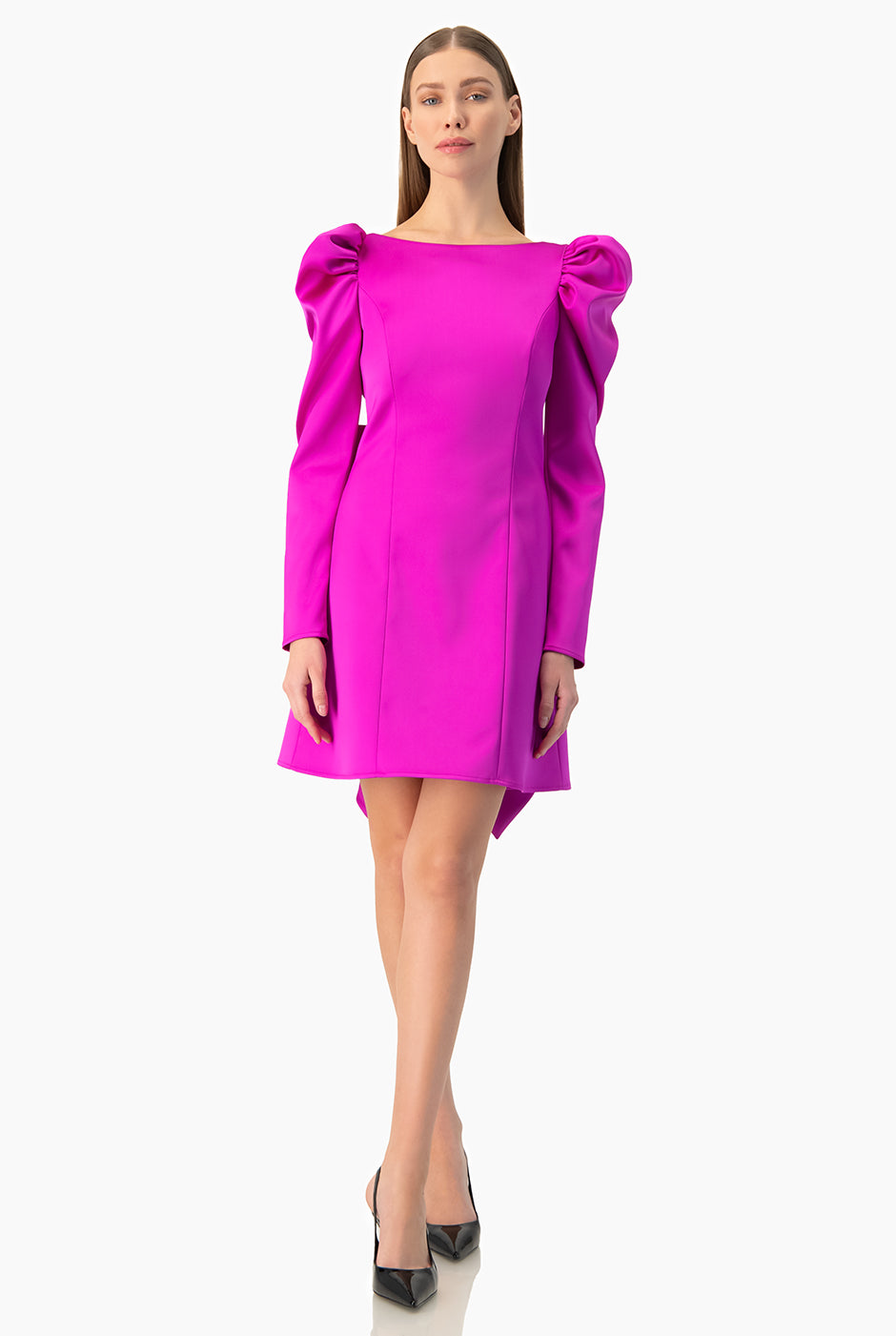 Vestido corto magenta con moño y espalda abierta