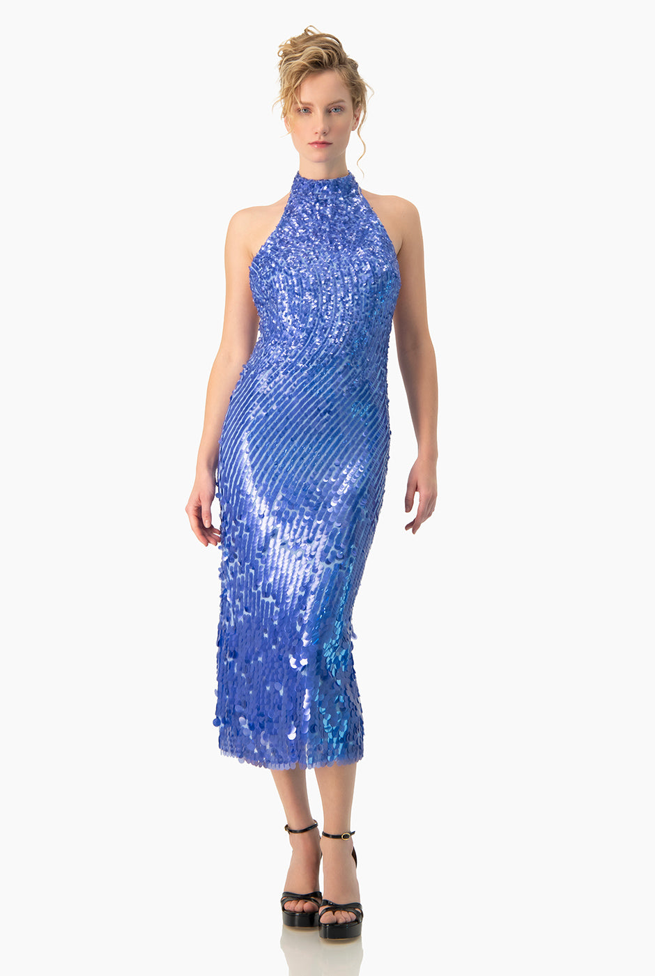 Vestido largo de lentejuelas azul con cuello halter y espalda descubierta
