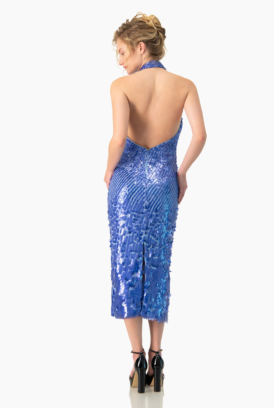 Vestido largo de lentejuelas azul con cuello halter y espalda descubierta