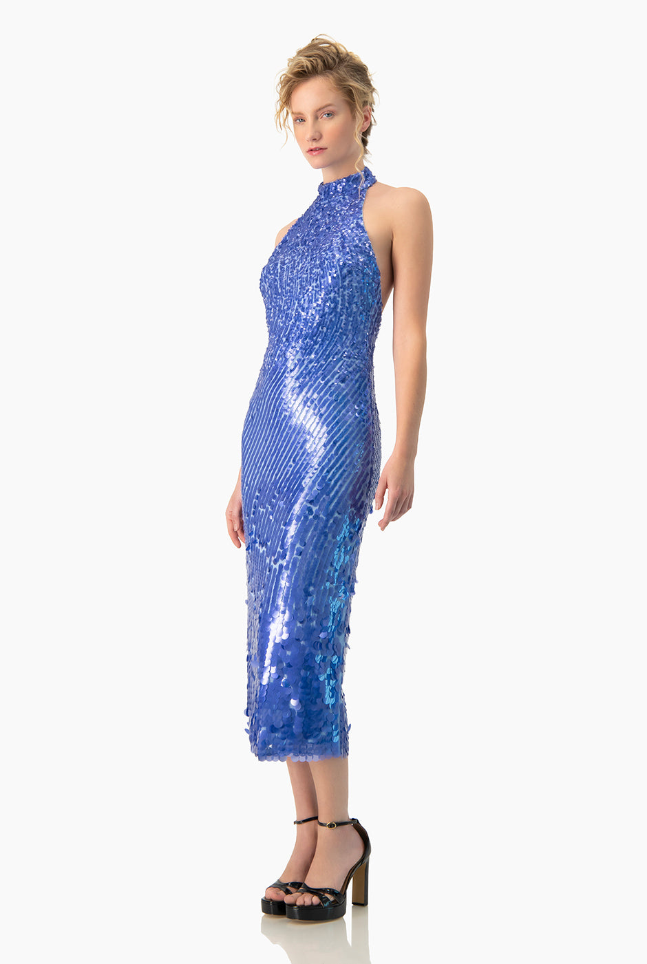 Vestido largo de lentejuelas azul con cuello halter y espalda descubierta