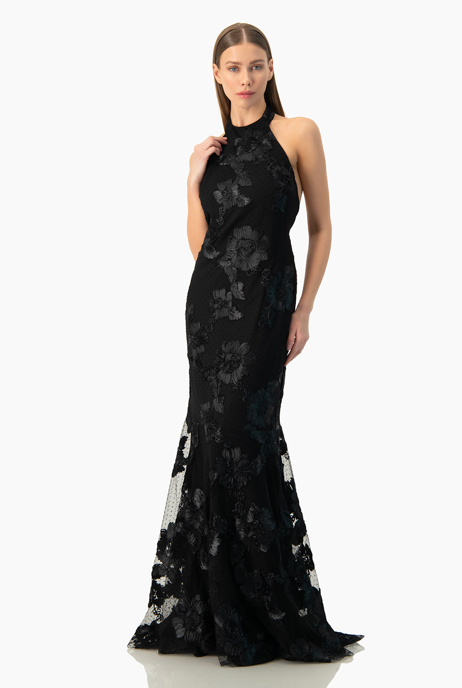 Vestido largo negro con espalda abierta y bordados florales