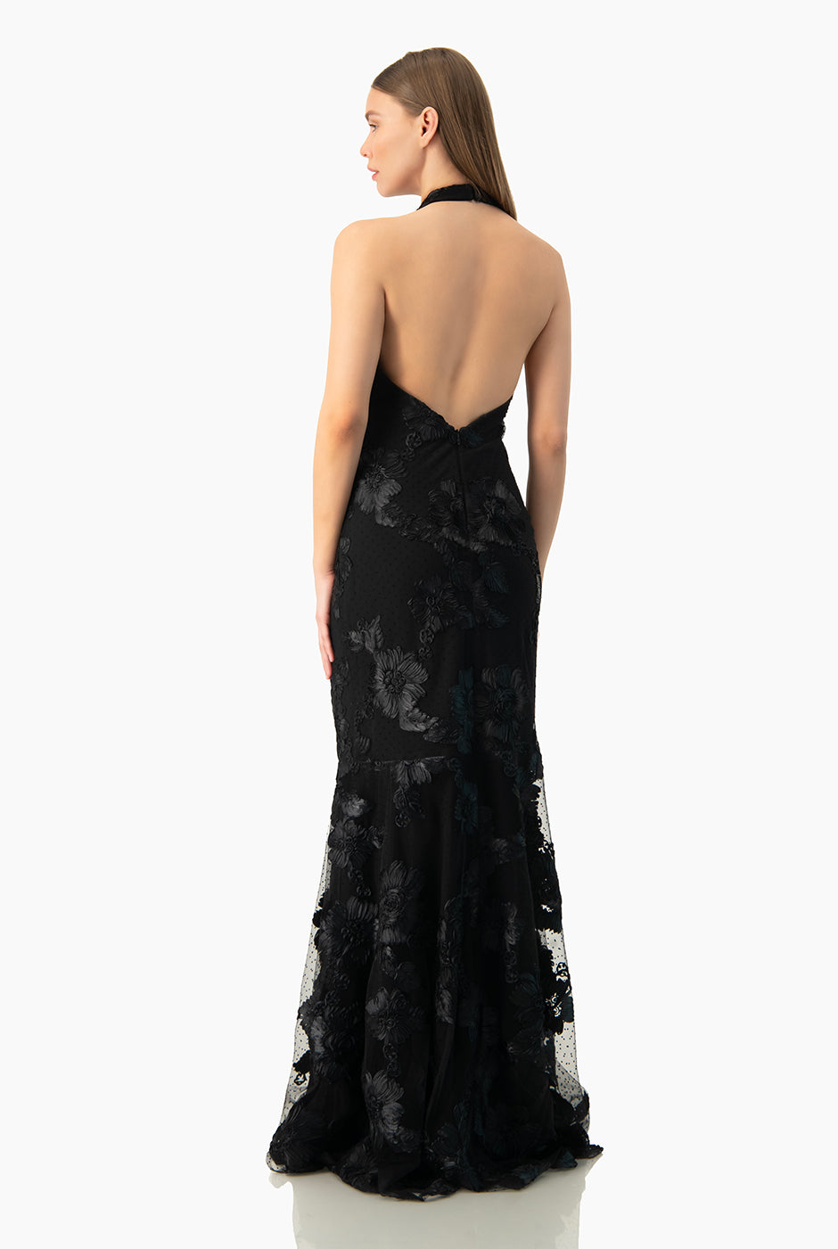 Vestido largo negro con espalda abierta y bordados florales