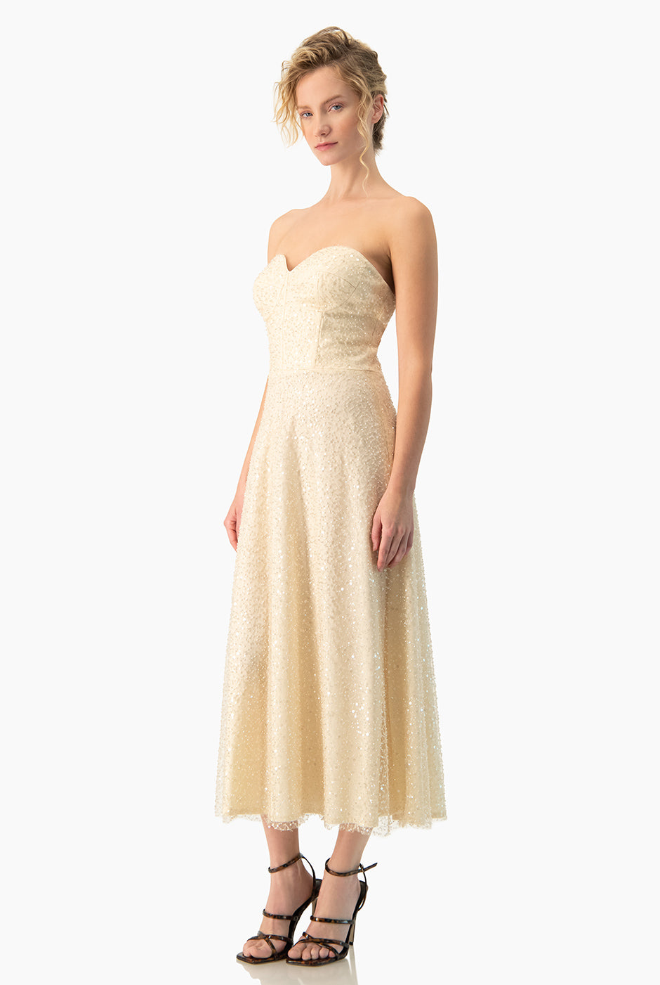 Vestido beige largo con escote corazón y lentejuelas