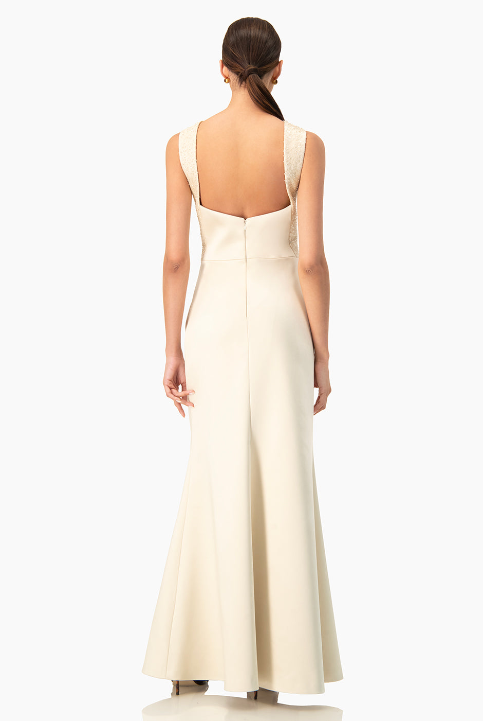 Vestido largo beige con escote cuadrado y tirantes anchos brillantes