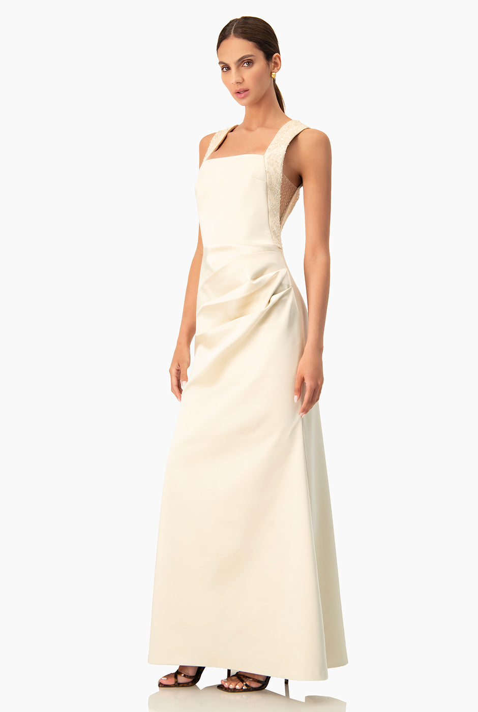 Vestido largo beige con escote cuadrado y tirantes anchos brillantes