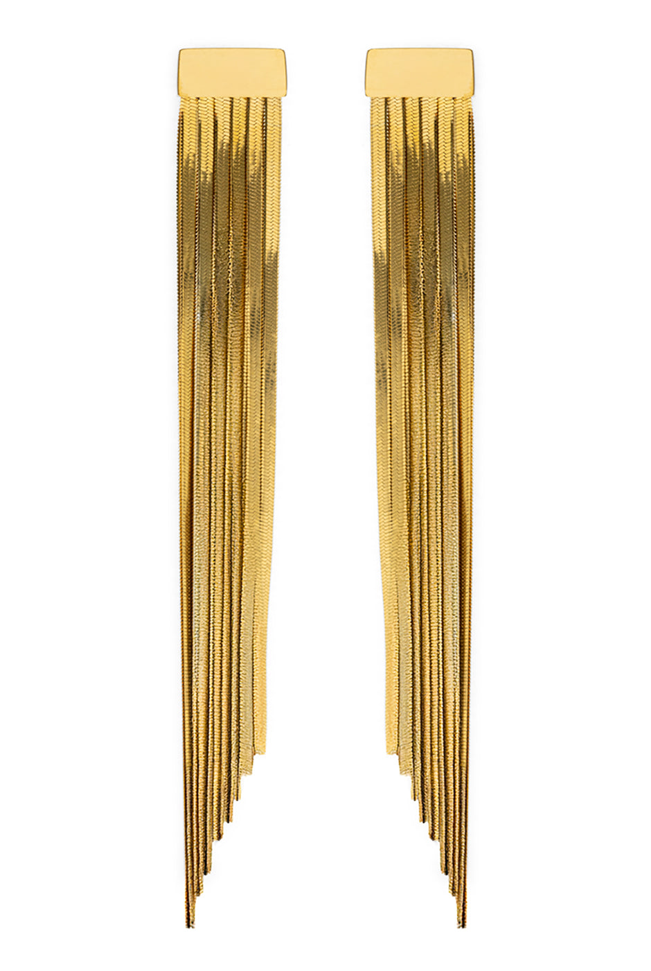 Aretes largos con cadenas doradas y flecos metálicos.