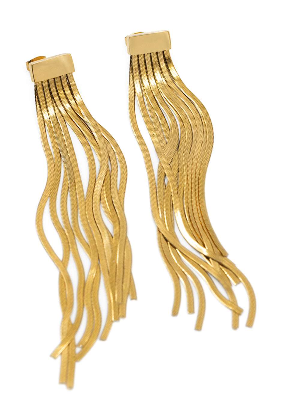 Aretes largos con cadenas doradas y flecos metálicos.