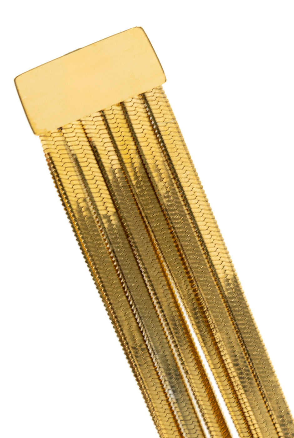 Aretes largos con cadenas doradas y flecos metálicos.