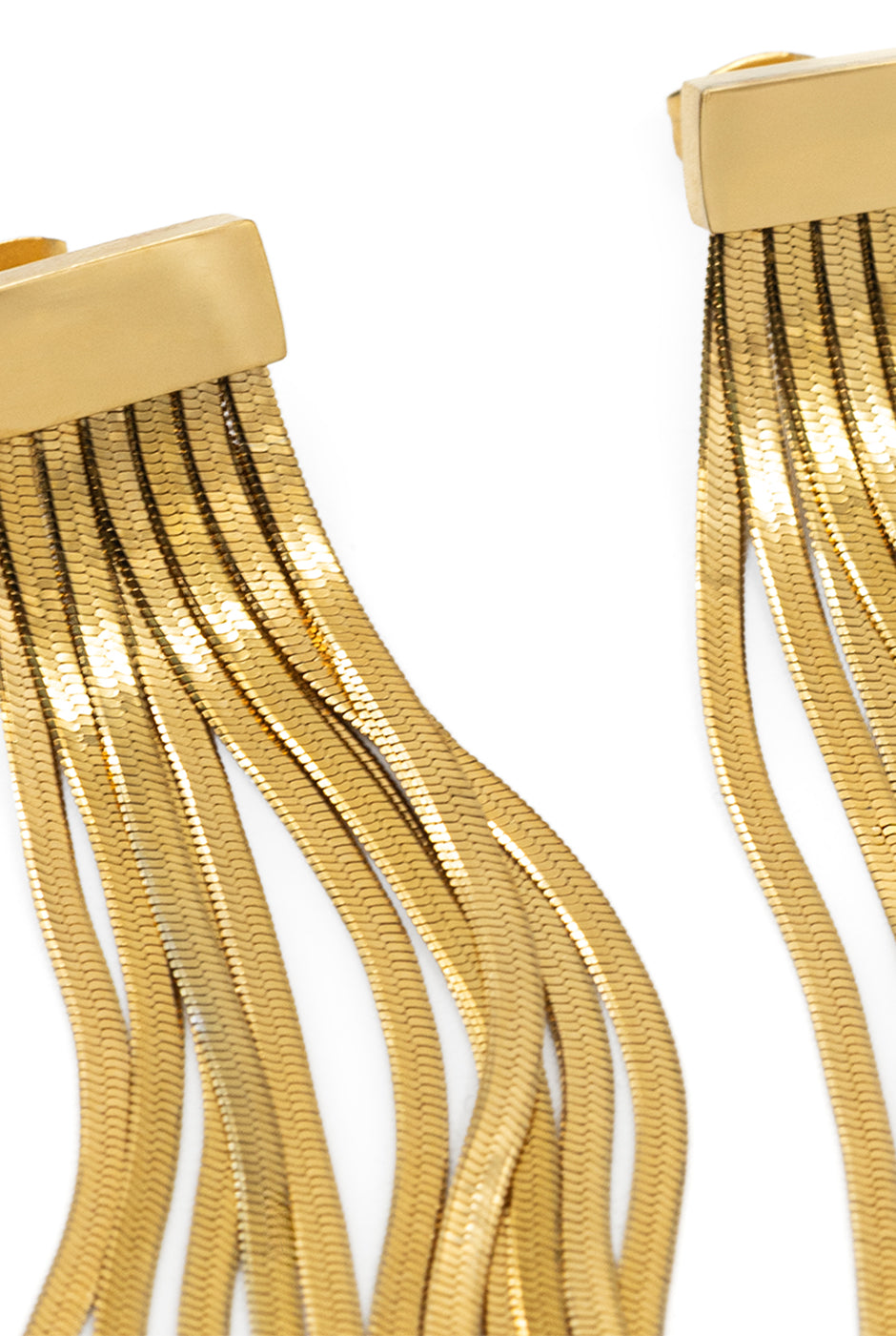 Aretes largos con cadenas doradas y flecos metálicos.