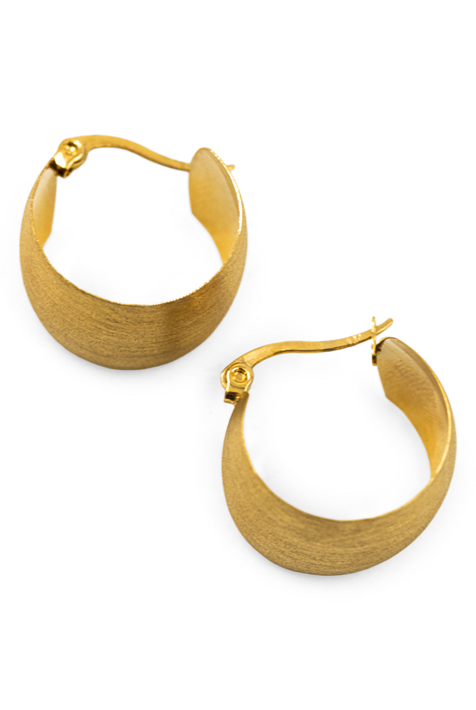 Aretes dorados de aro grueso con textura elegante