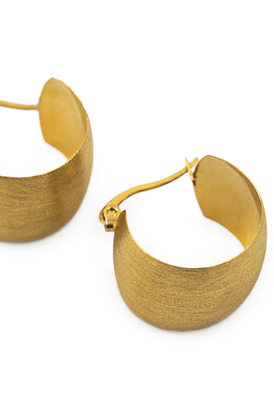 Aretes dorados de aro grueso con textura elegante