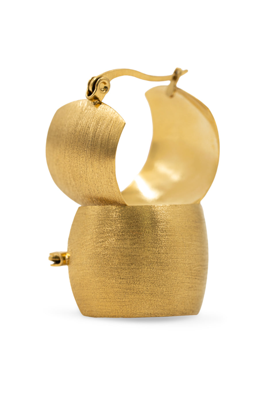 Aretes dorados de aro grueso con textura elegante