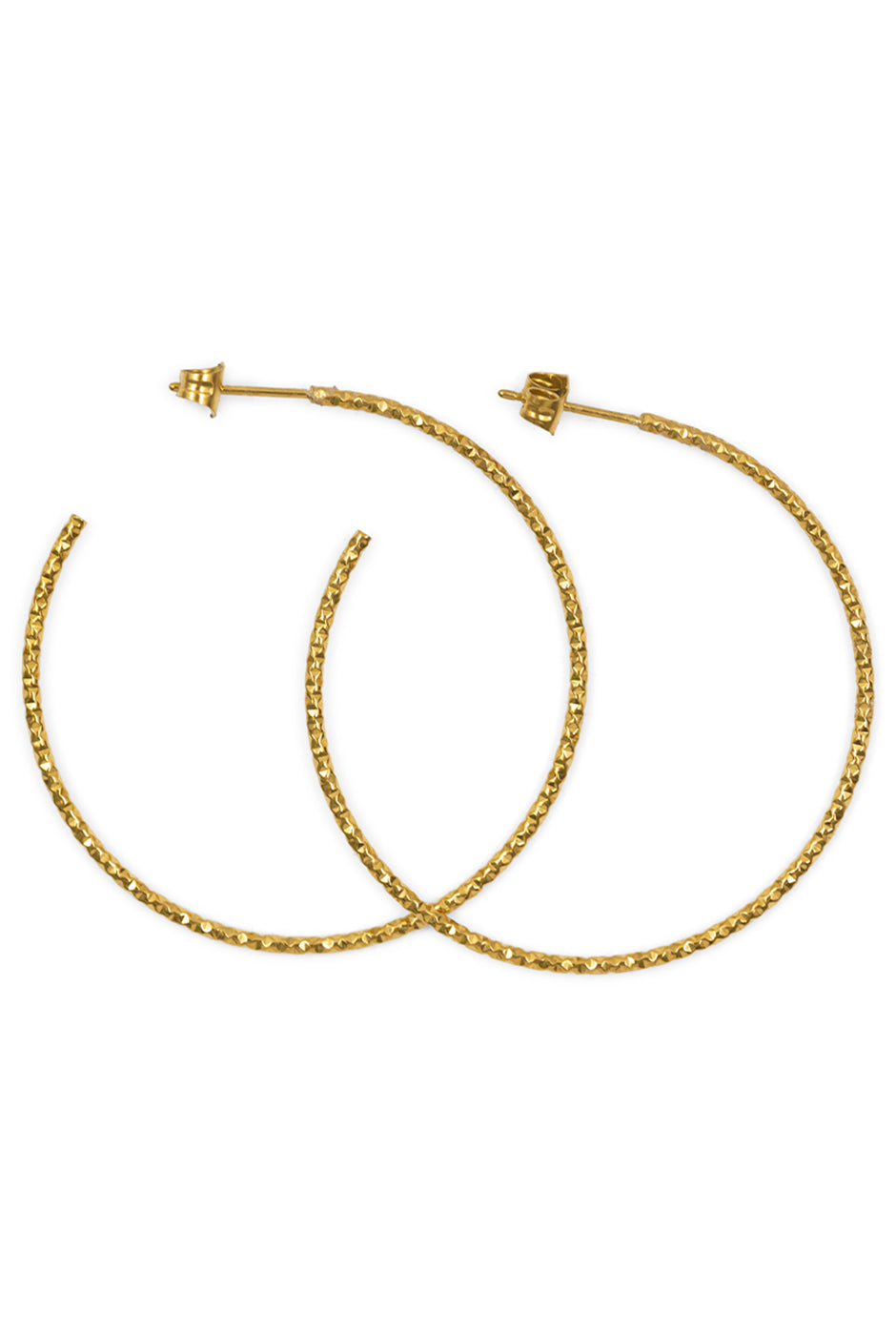 Aretes dorados con textura martillada en acero inoxidable