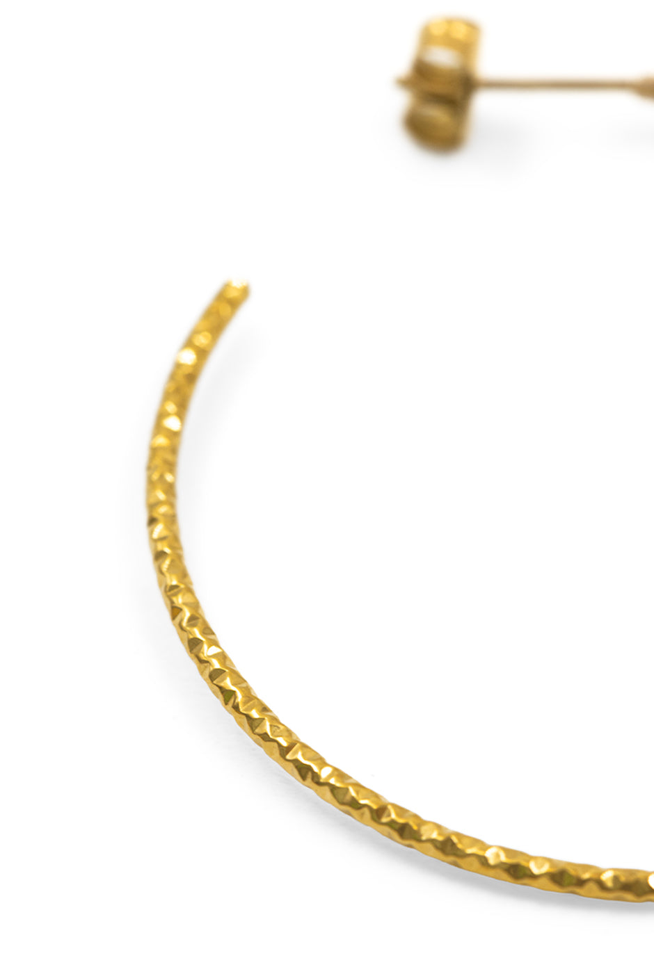 Aretes dorados con textura martillada en acero inoxidable