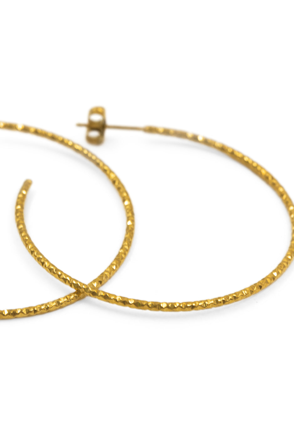 Aretes dorados con textura martillada en acero inoxidable