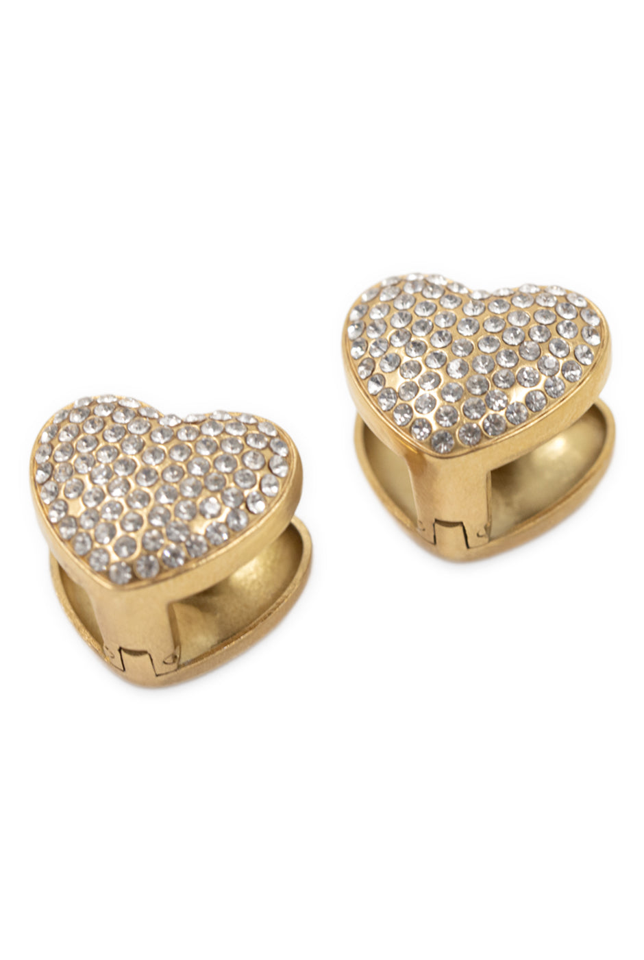Aretes dorados en forma de corazón con cristales