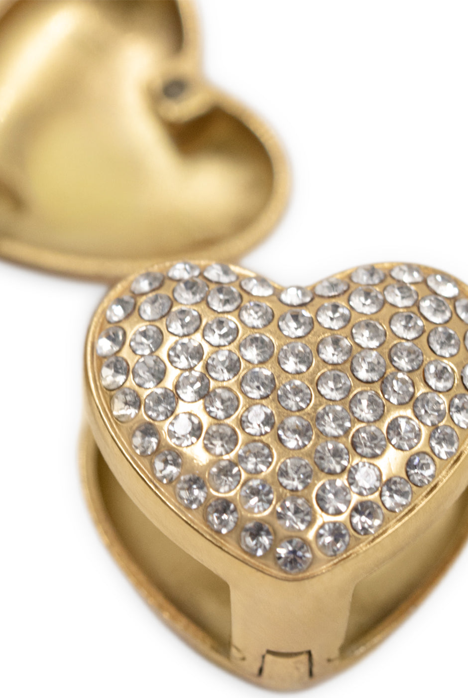 Aretes dorados en forma de corazón con cristales