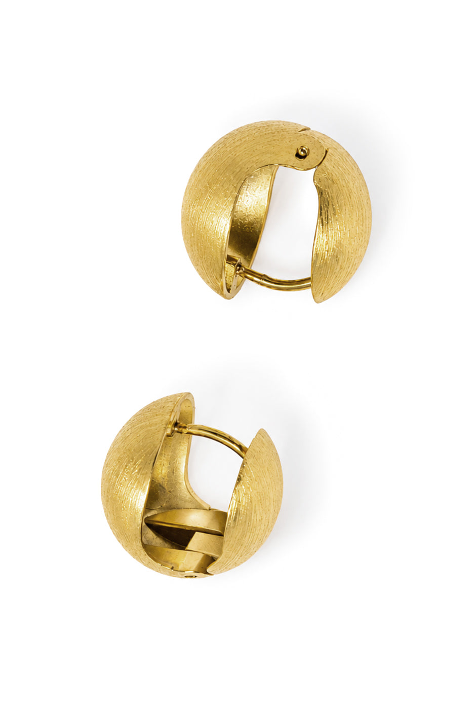 Aretes esféricos dorados con textura metálica elegante