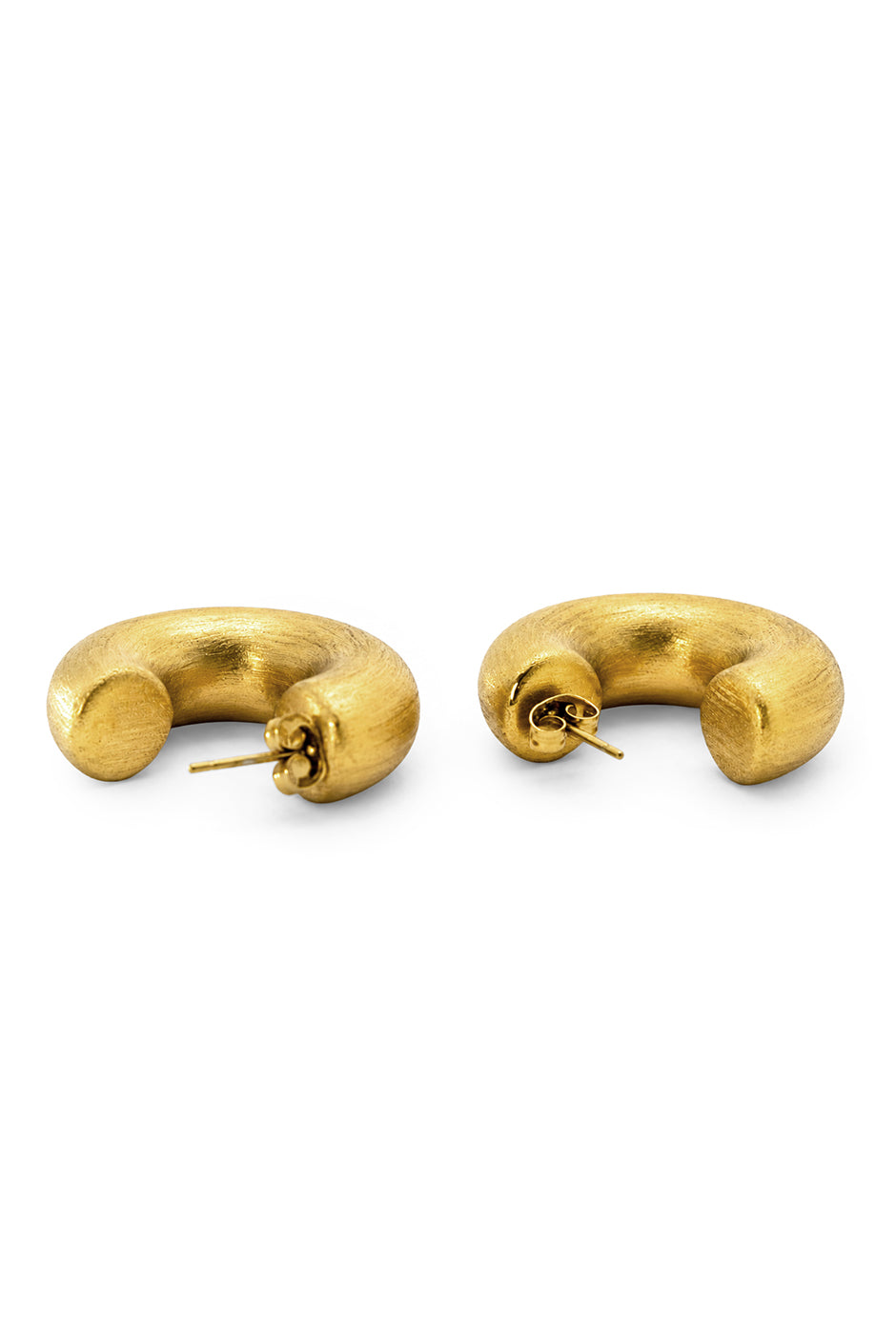 Aretes Chunky dorados con textura gruesa en forma de C.