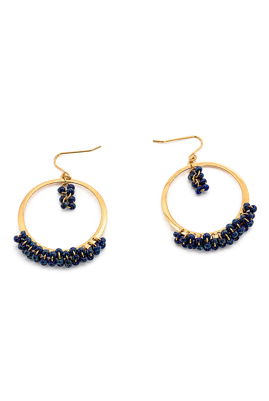 Aretes de aro dorados con cuentas azules colgantes