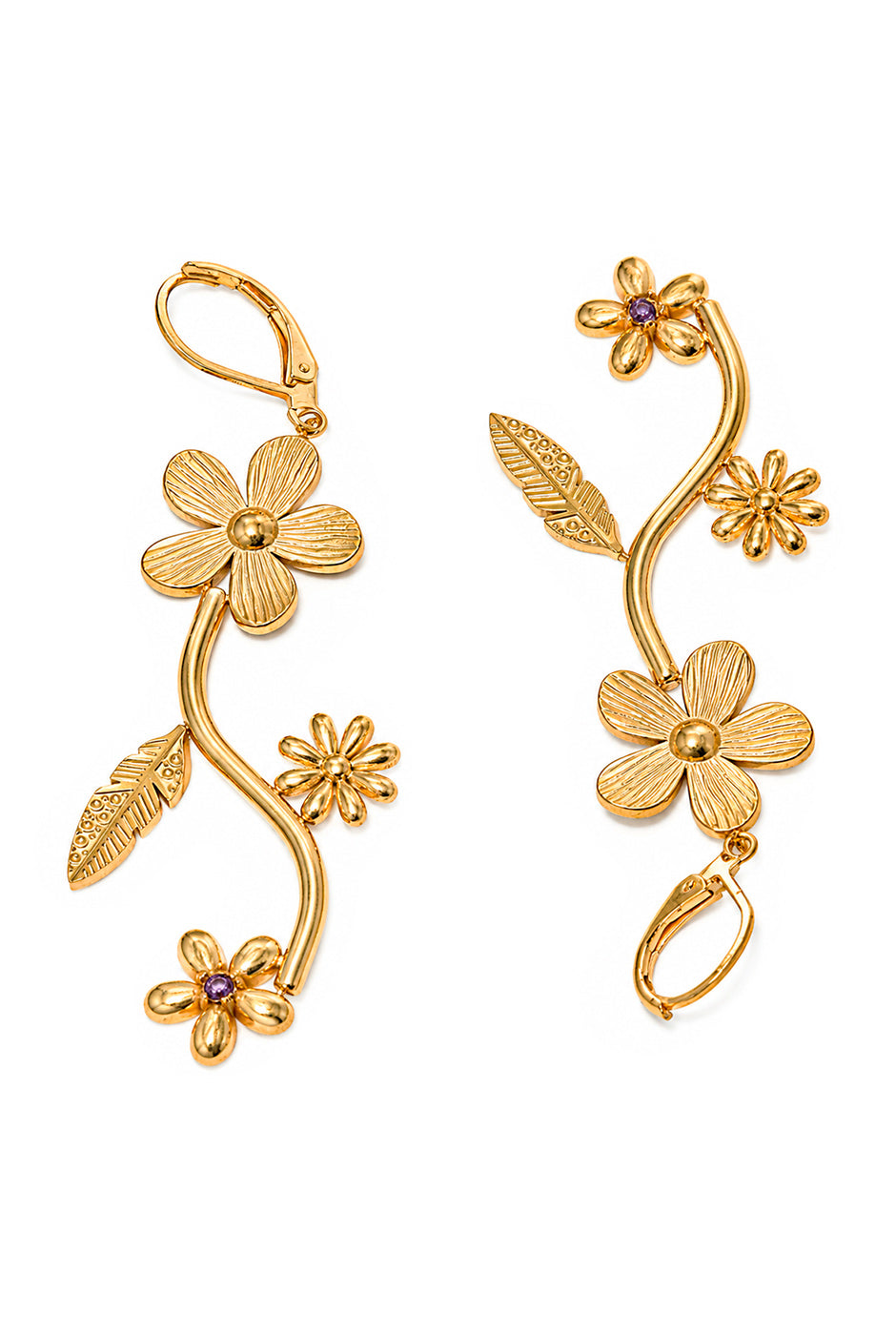 Aretes colgantes dorados con diseño floral elegante