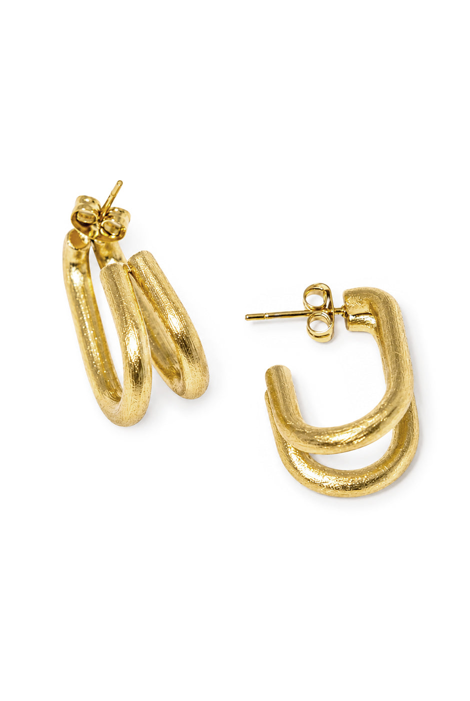 Aretes Double con diseño de doble aro entrelazado en dorado