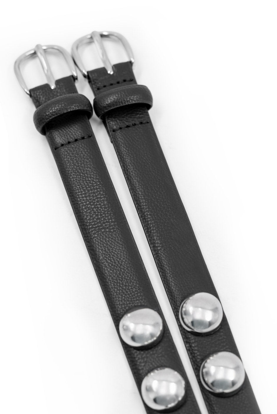Cinturón negro con hebilla doble y tachuelas metálicas