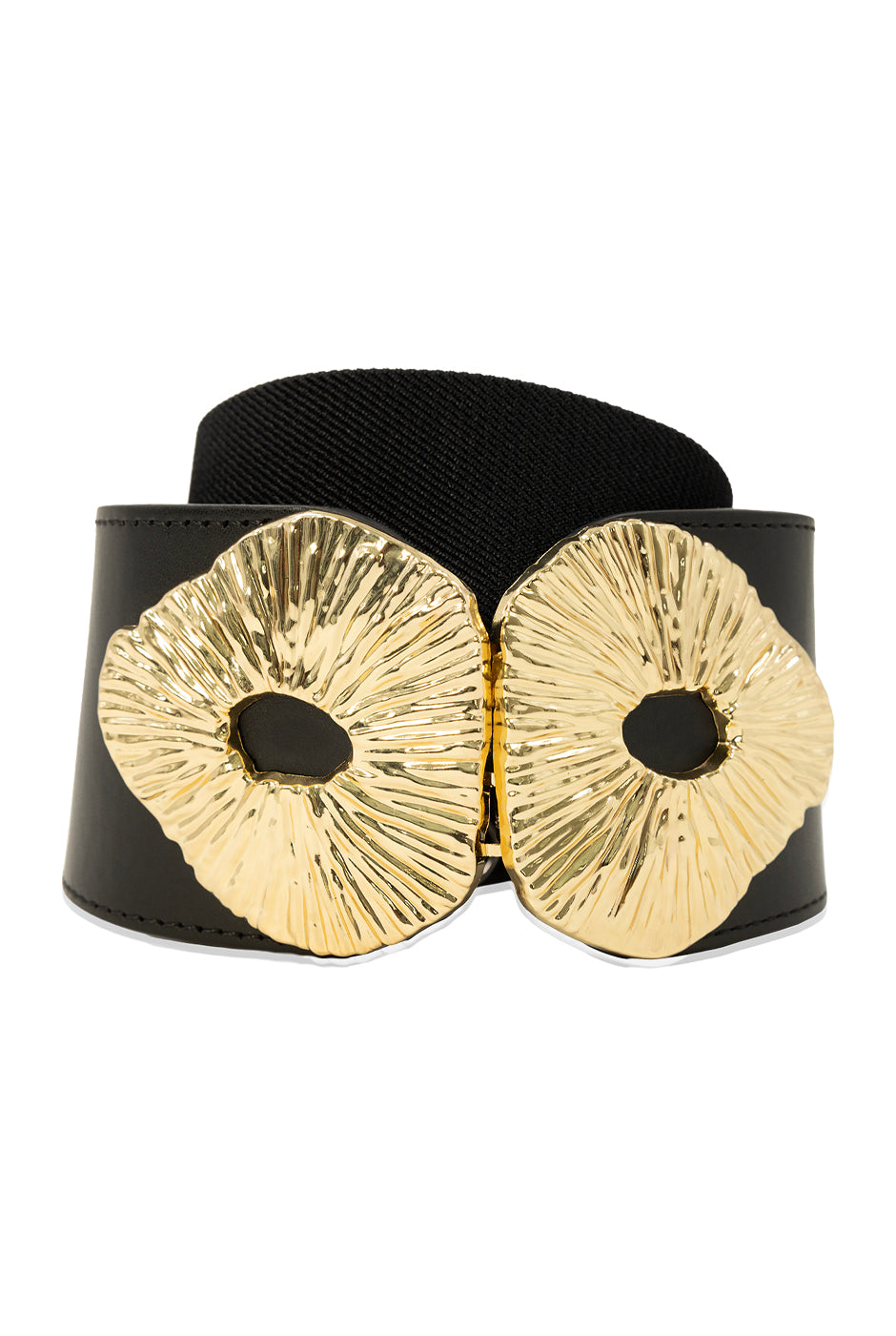 Cinturón negro de ecopiel con hebilla dorada.