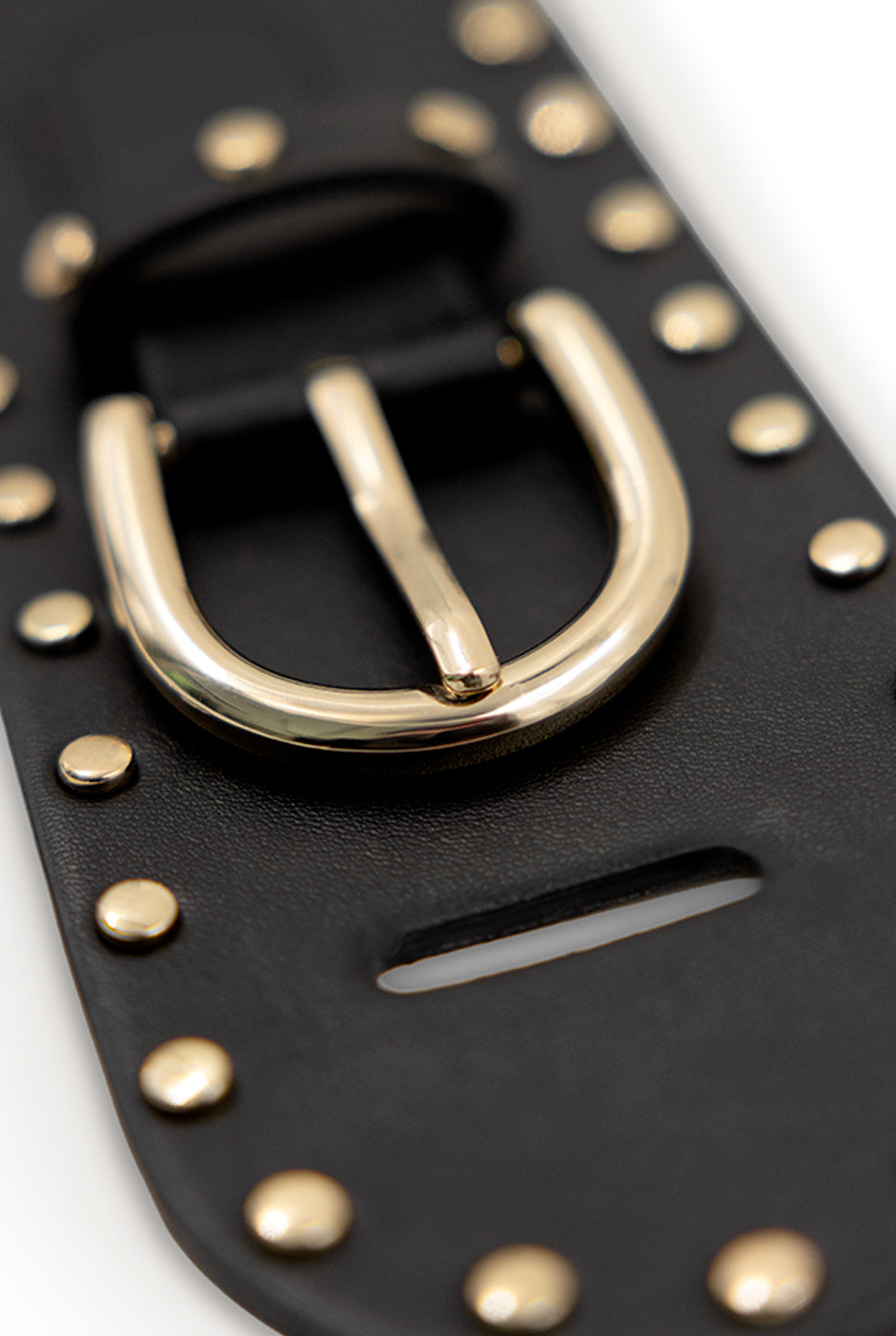 Cinturón asimétrico negro con tachuelas y hebilla dorados