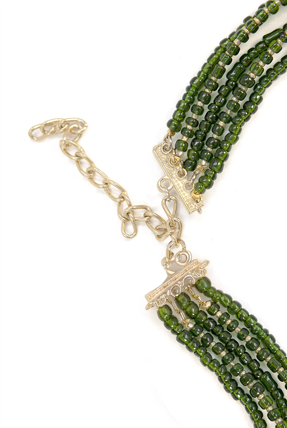 Collar multicapa verde esmeralda con cuentas mixtas y detalles dorados