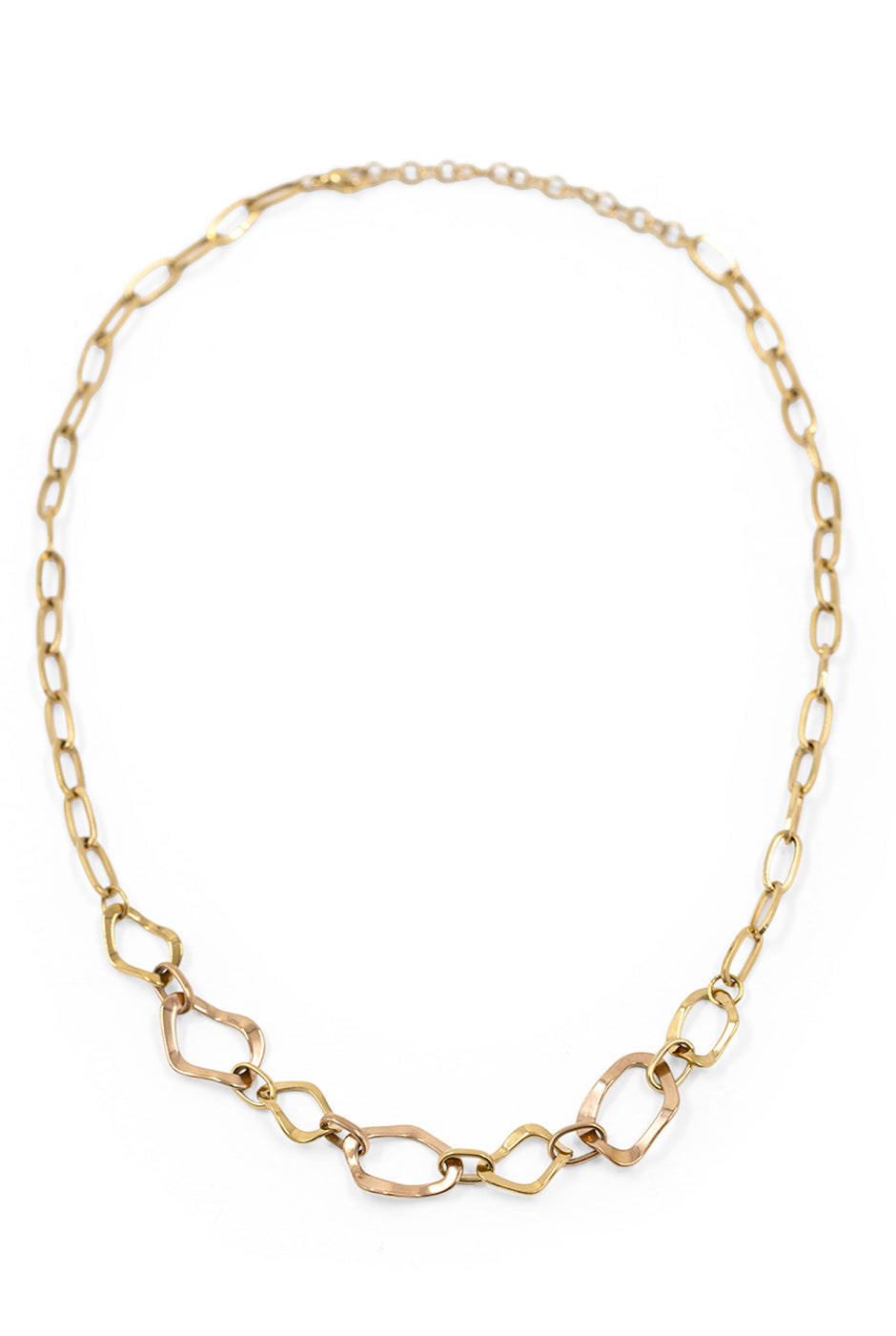 Collar de cadena dorada con eslabones irregulares y broche ajustable