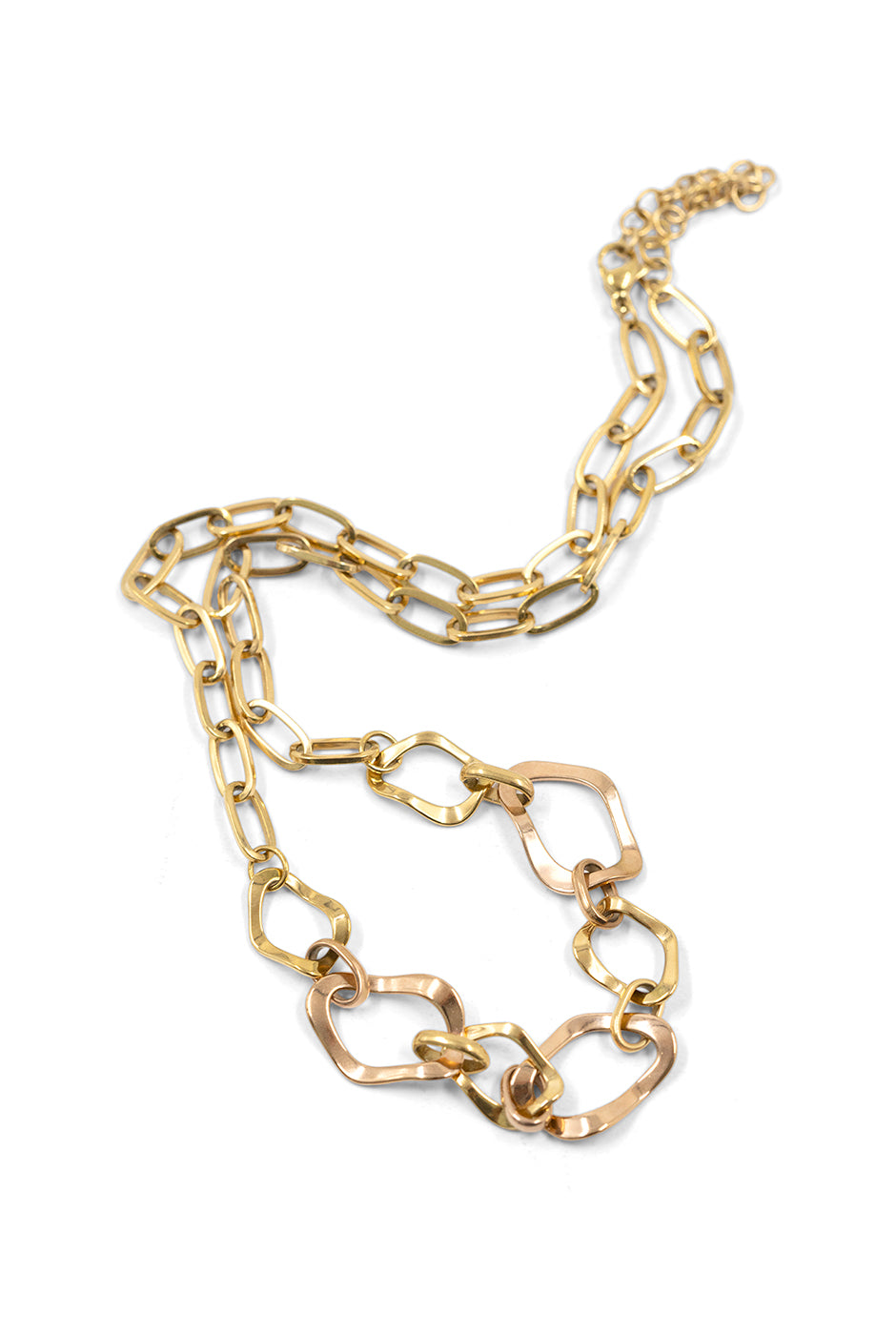 Collar de cadena dorada con eslabones irregulares y broche ajustable