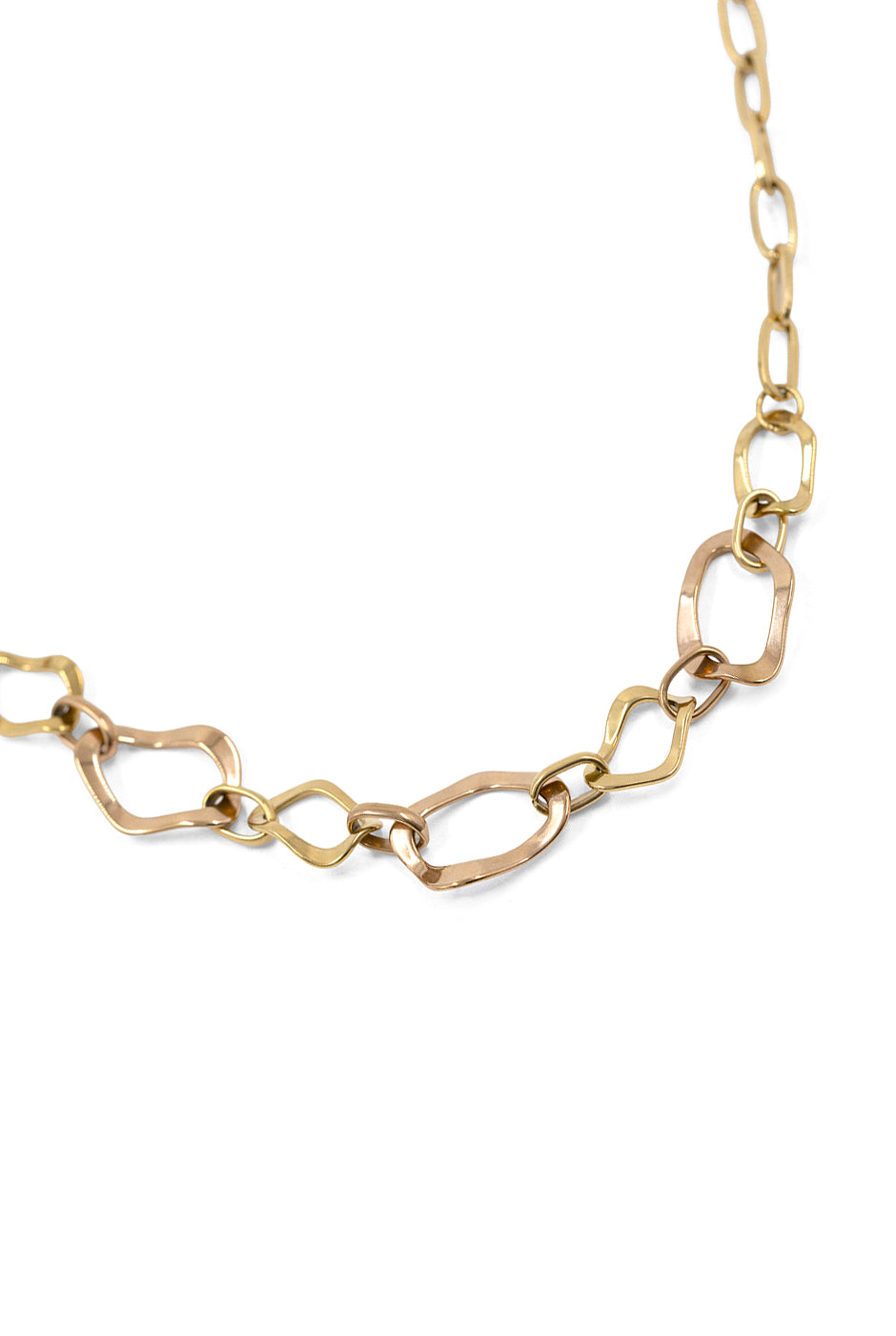 Collar de cadena dorada con eslabones irregulares y broche ajustable