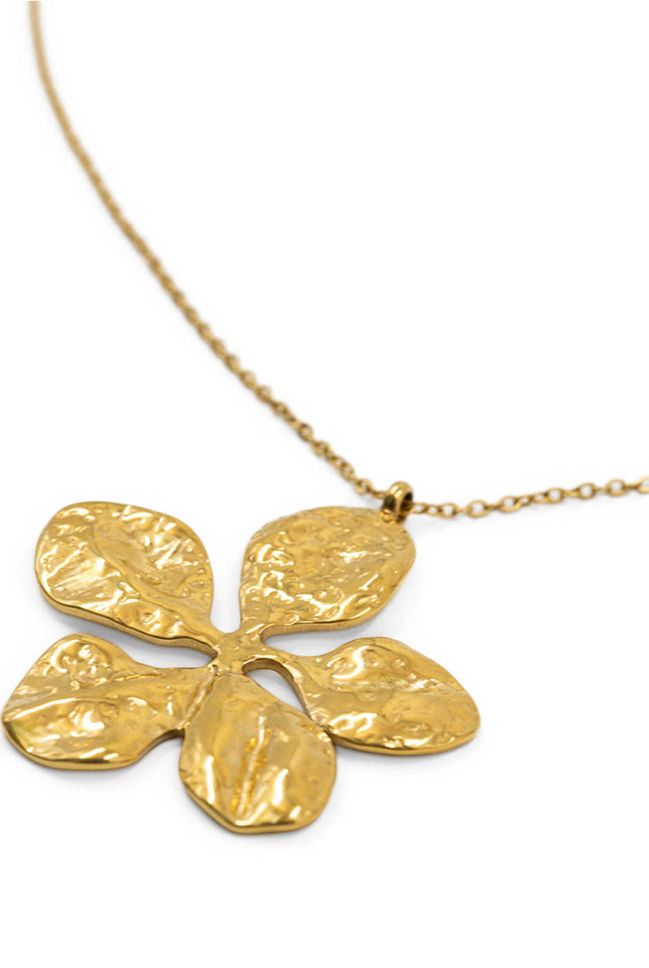 Collar dorado con dije de flor martillada