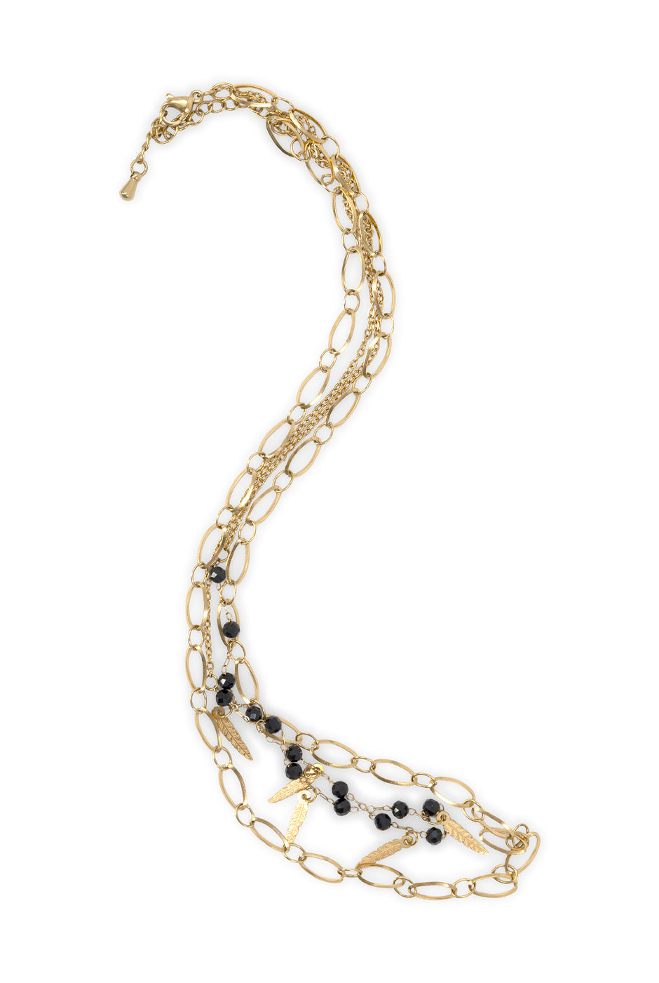 Collar de doble cadena dorada con dijes de hojas y cuentas negras