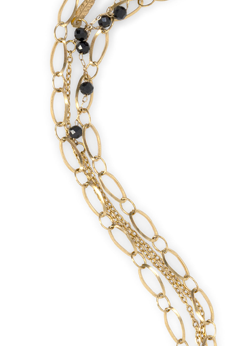 Collar de doble cadena dorada con dijes de hojas y cuentas negras