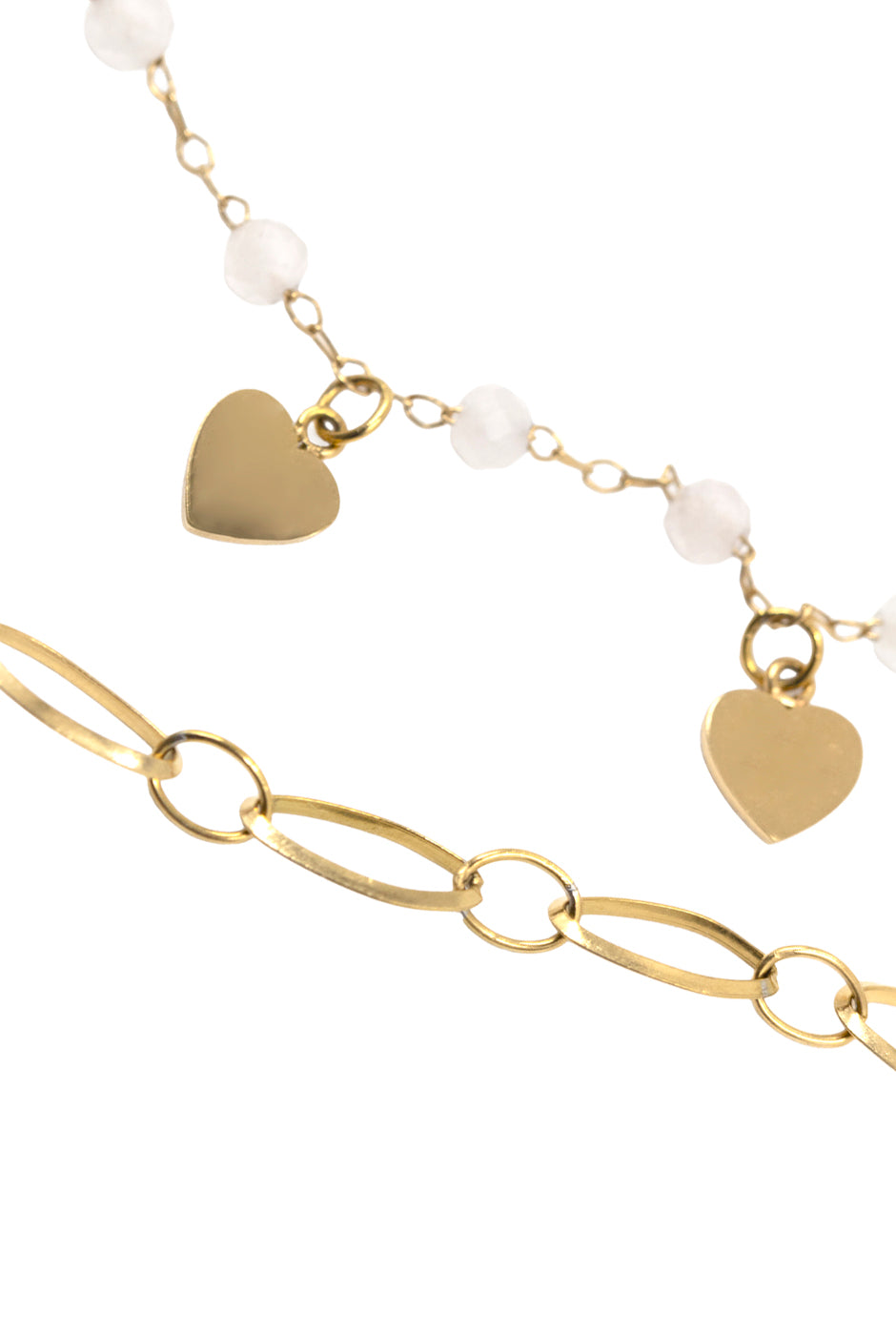 Collar de doble cadena dorada con dijes de corazones