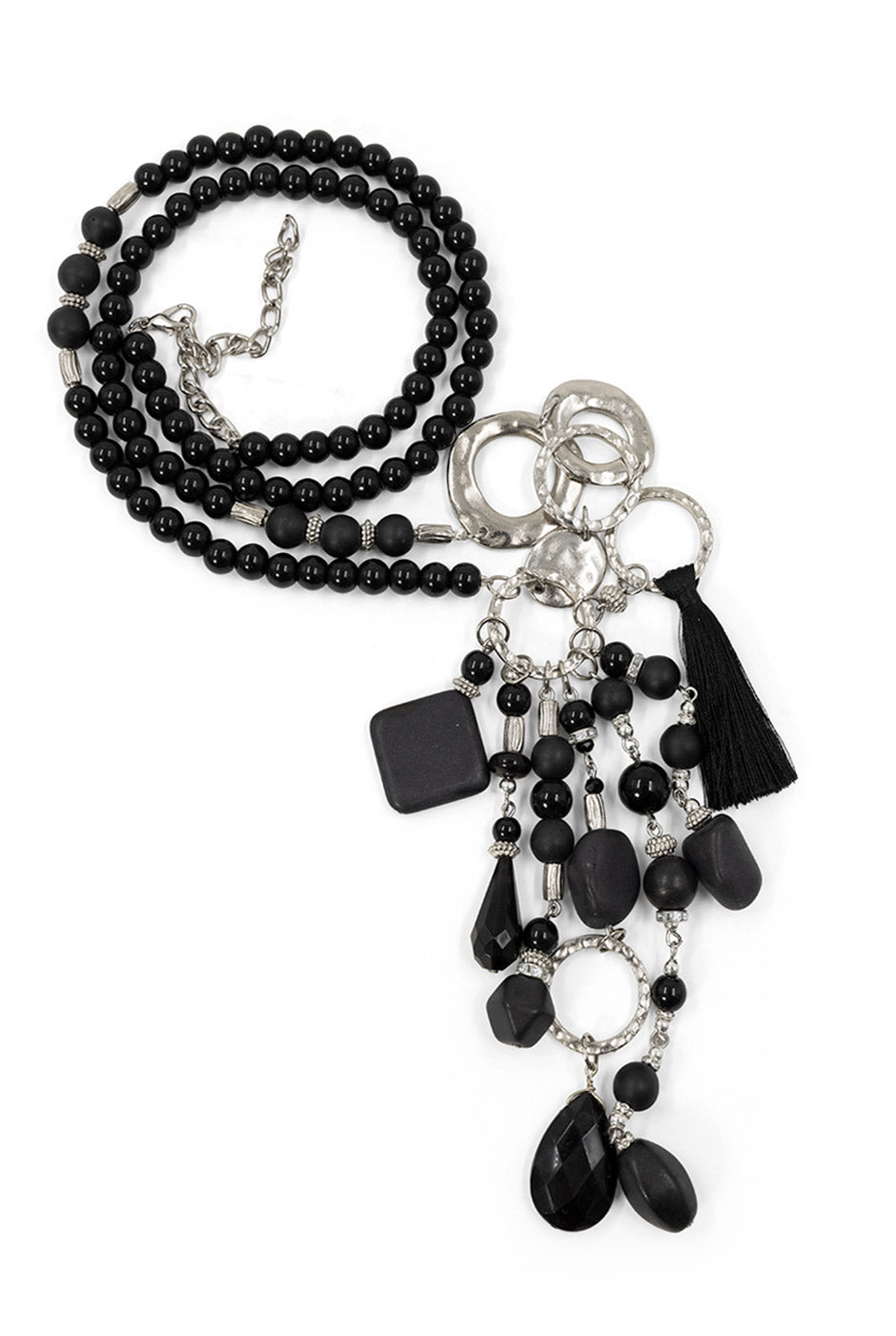 Collar largo con cuentas negras y colgantes metálicos