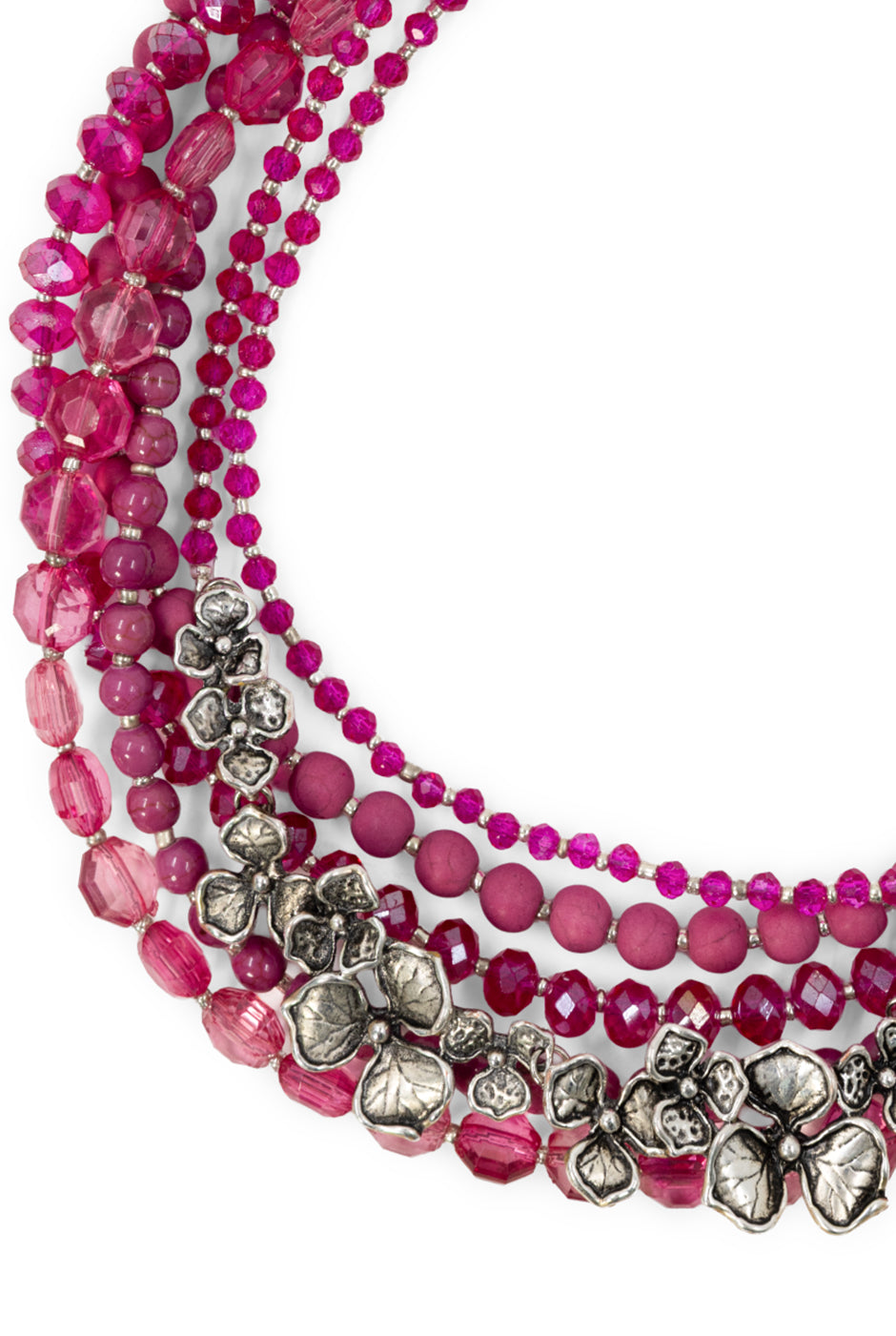 Collar de hilos con abalorios y dijes florales en fucsia