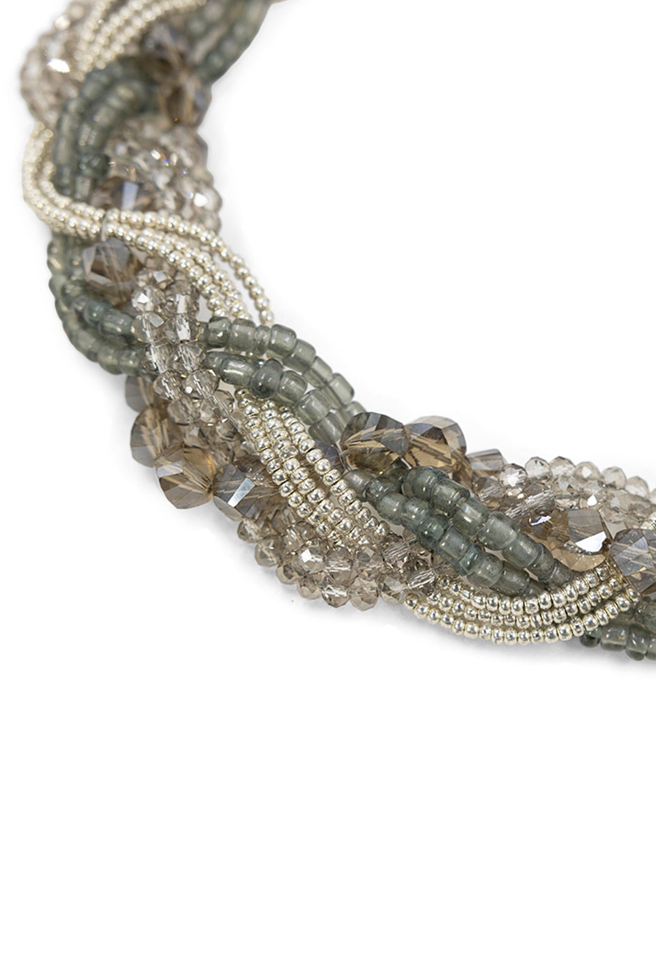 Collar trenzado de chaquira en tonos plomo con broche ajustable