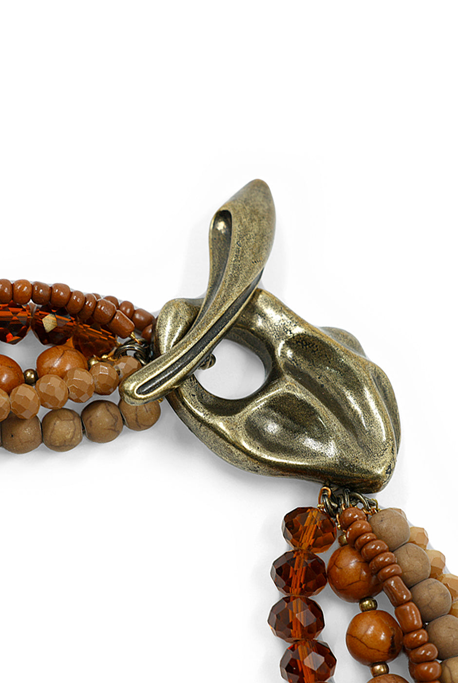 Collar Capas Toffee de seis hilos con abalorios marrones y cierre metálico