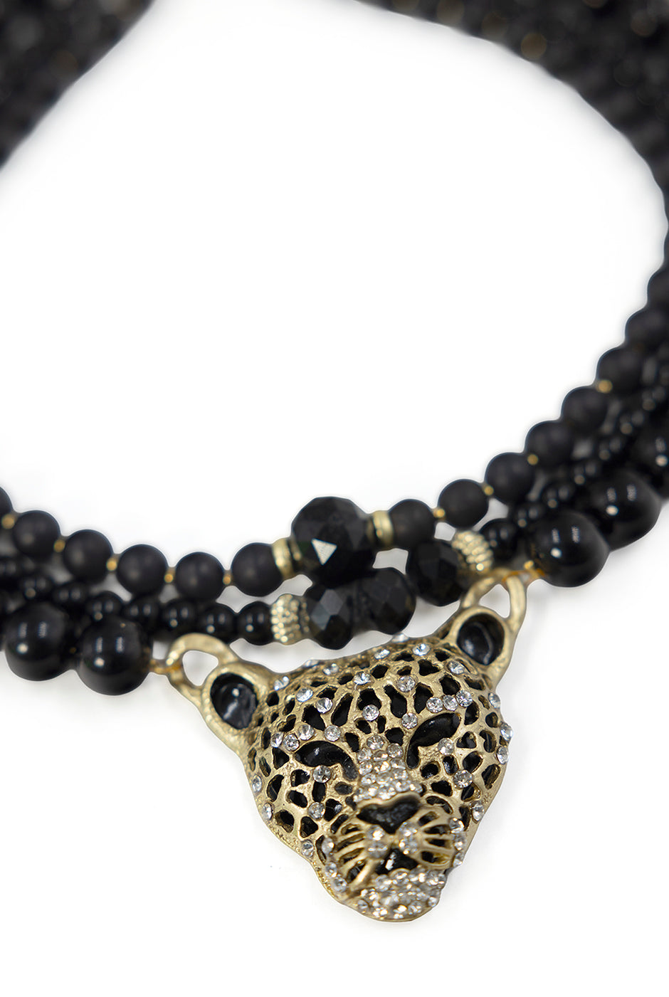 Collar de cuentas negras con dije dorado de felino