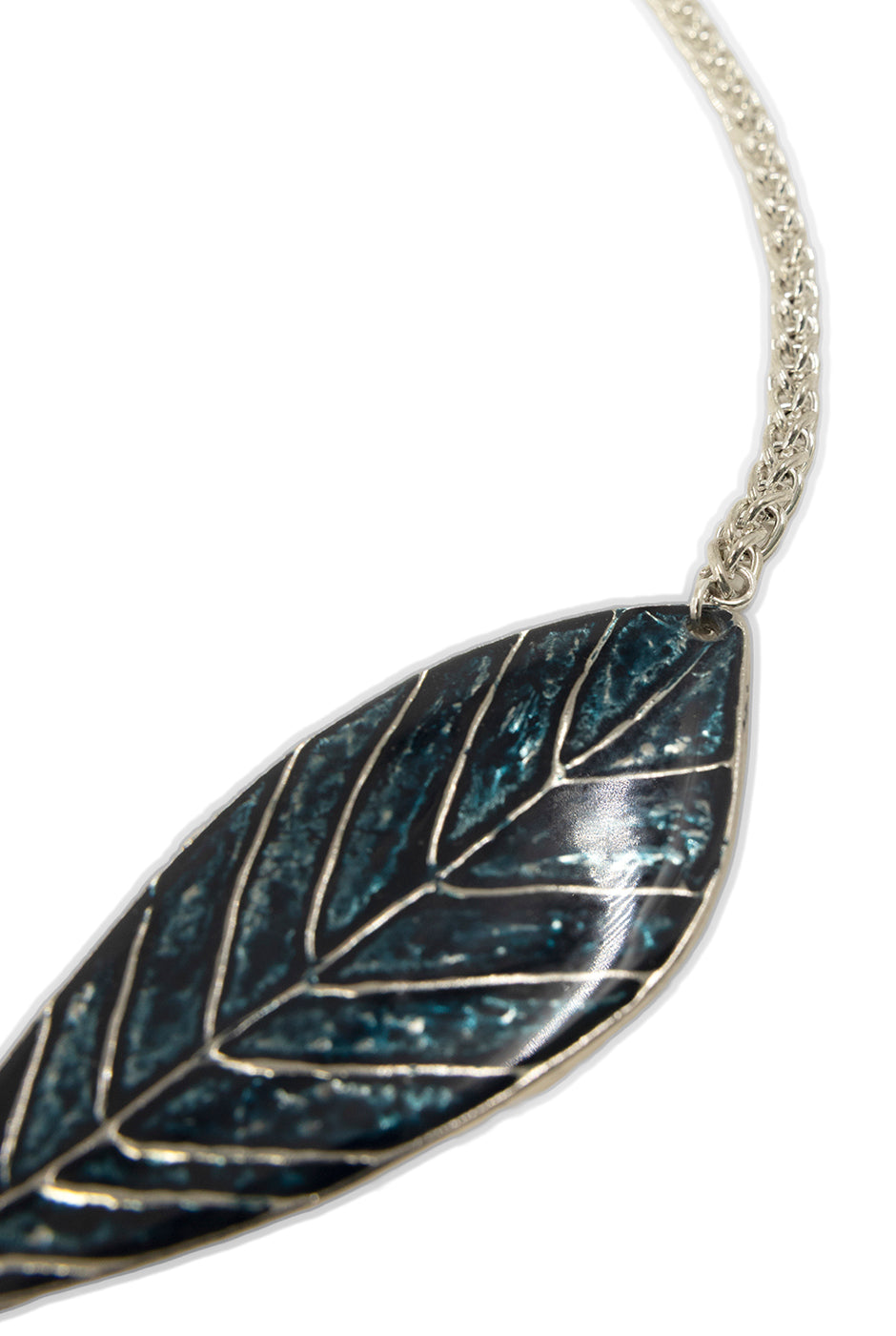 Collar Navy Charms con maxi dijes en azul obscuro y diseño floral.