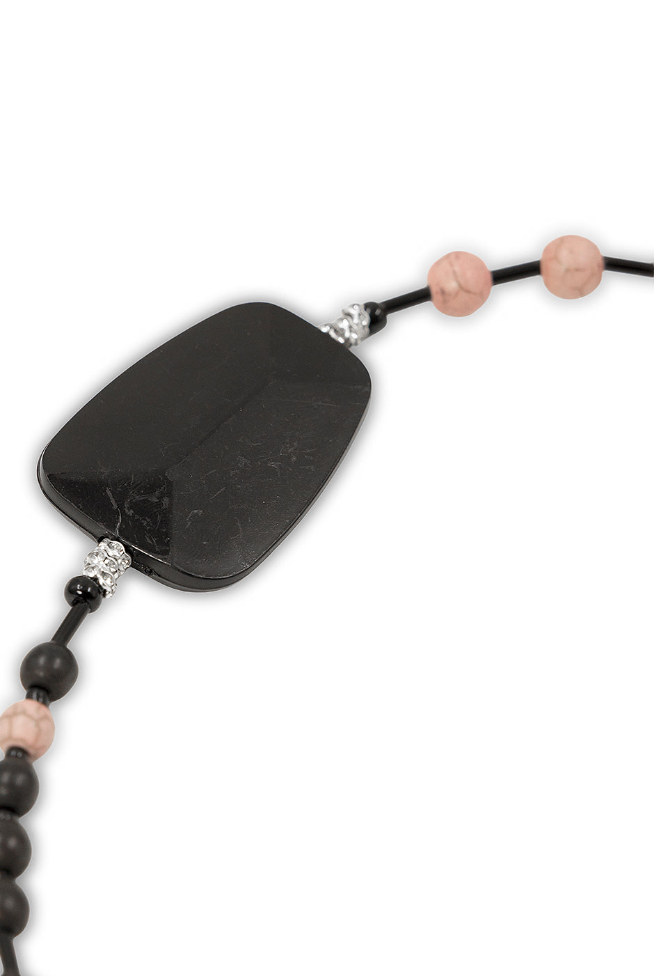 Collar largo con cuentas negras y rosadas de estilo bohemio