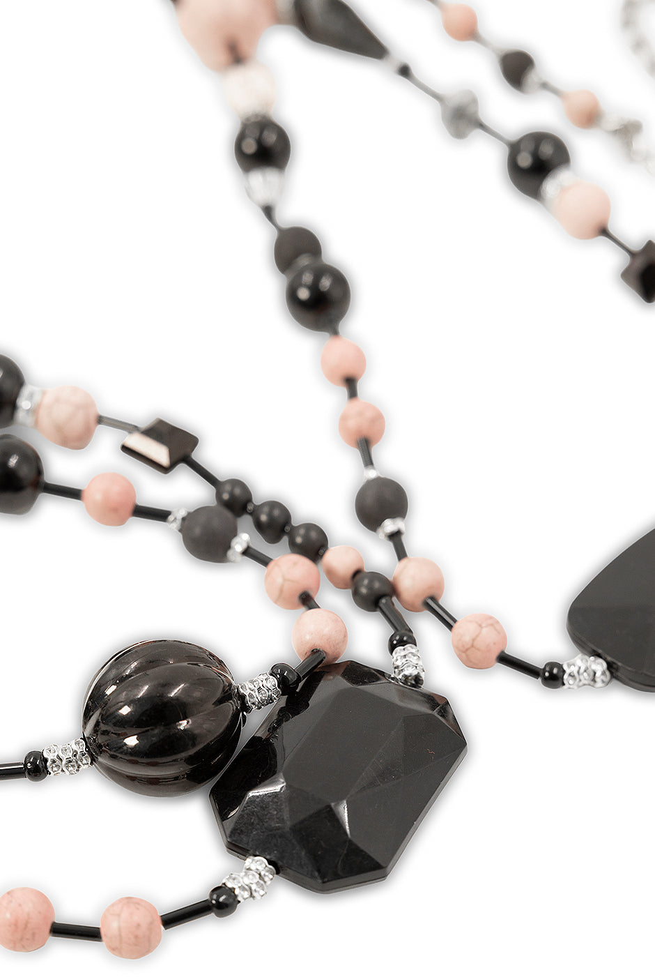 Collar largo con cuentas negras y rosadas de estilo bohemio