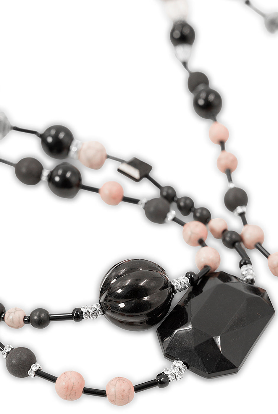 Collar largo con cuentas negras y rosadas de estilo bohemio