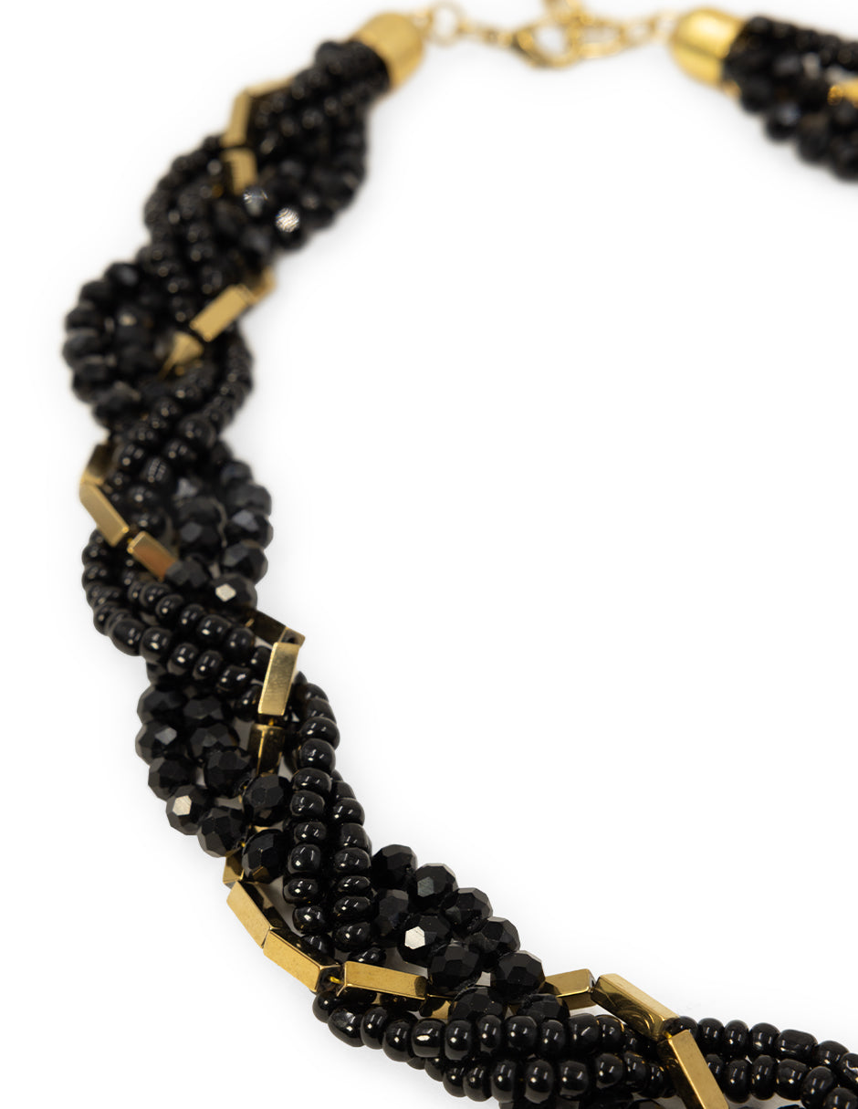Collar negro trenzado con cuentas doradas